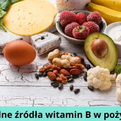 Jajko, orzechy, awokado, brokuły, kalafior, szpinak, ser, truskawki, banany i wątróbka – to naturalne źródła witamin B w pożywieniu.