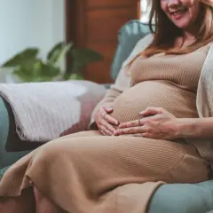 Obniżenie brzucha w ciąży: Kiedy to znak porodu? Ekspert radzi