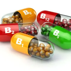 Kapsułki z witaminami B1, B2, B5, B6, B12. Witamina B jest kluczowa dla metabolizmu i układu nerwowego.