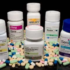 Leki takie jak Zoloft, Paxil, Abilify, Risperdal, Geodon i Seroquel to psychotropy. Czy antydepresanty to psychotropy? Tak, wiele z nich.
