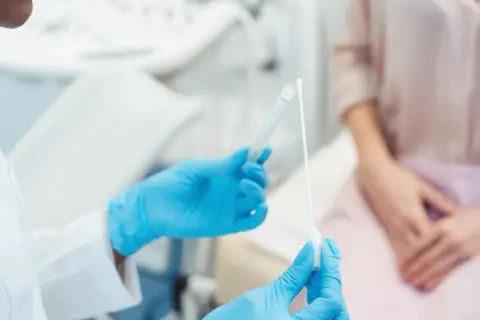 GBS w ciąży: Ile kosztuje? NFZ, badanie i bezpieczeństwo dziecka