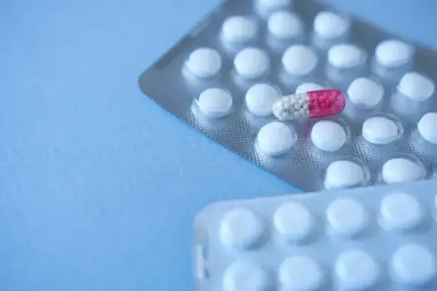 Dwie blistry tabletek, jedna z kolorową kapsułką. Zastanawiasz się, **pulnozin na co**?