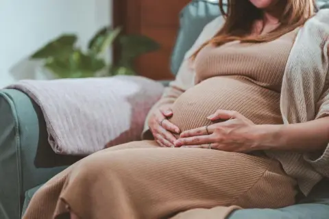 Obniżenie brzucha w ciąży: Kiedy to znak porodu? Ekspert radzi