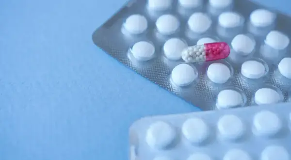 Dwie blistry tabletek, jedna z kolorową kapsułką. Zastanawiasz się, **pulnozin na co**?
