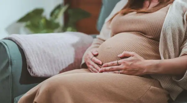 Obniżenie brzucha w ciąży: Kiedy to znak porodu? Ekspert radzi