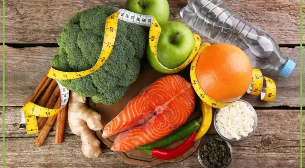 Zdrowe produkty i miarka – klucz do tego, jak przyspieszyć metabolizm. Łosoś, brokuły, jabłka, grejpfrut, imbir, chili, cynamon, zielona herbata i woda.