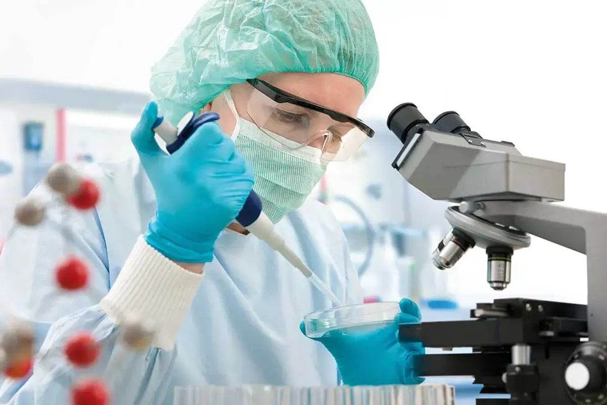 laboratorium badania leków, skomplikowana produkcja leków, kosztowne badania naukowe