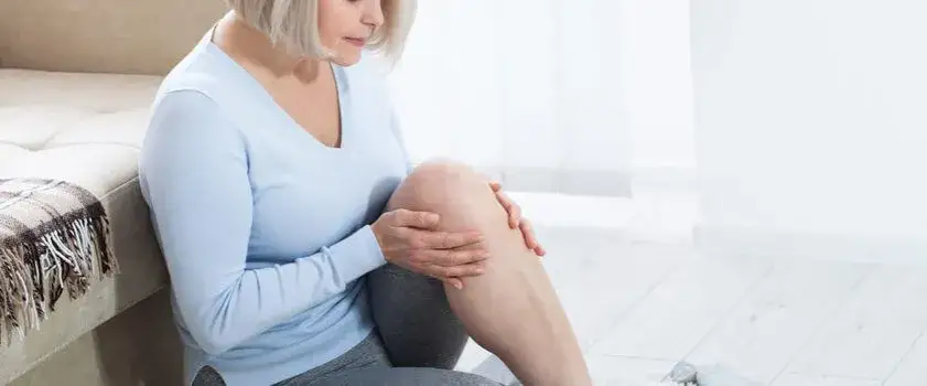kobieta z bólem stawów, menopauza nietypowe objawy