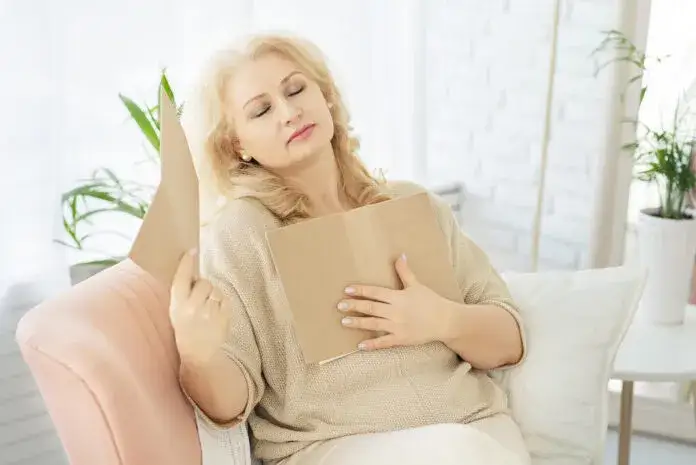 kobieta w średnim wieku zastanawiająca się, menopauza, perimenopauza, subtelne objawy