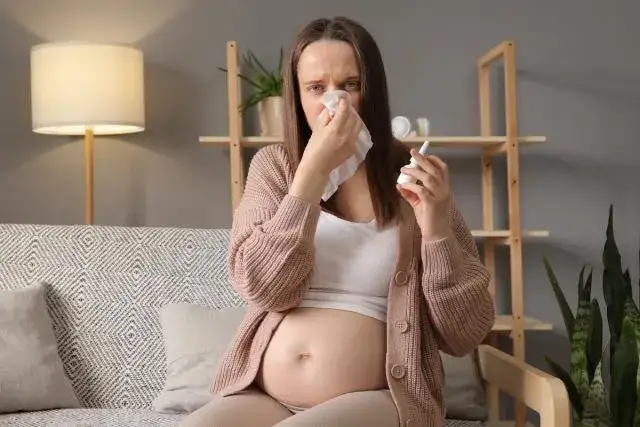 kobieta w ciąży z alergią katar