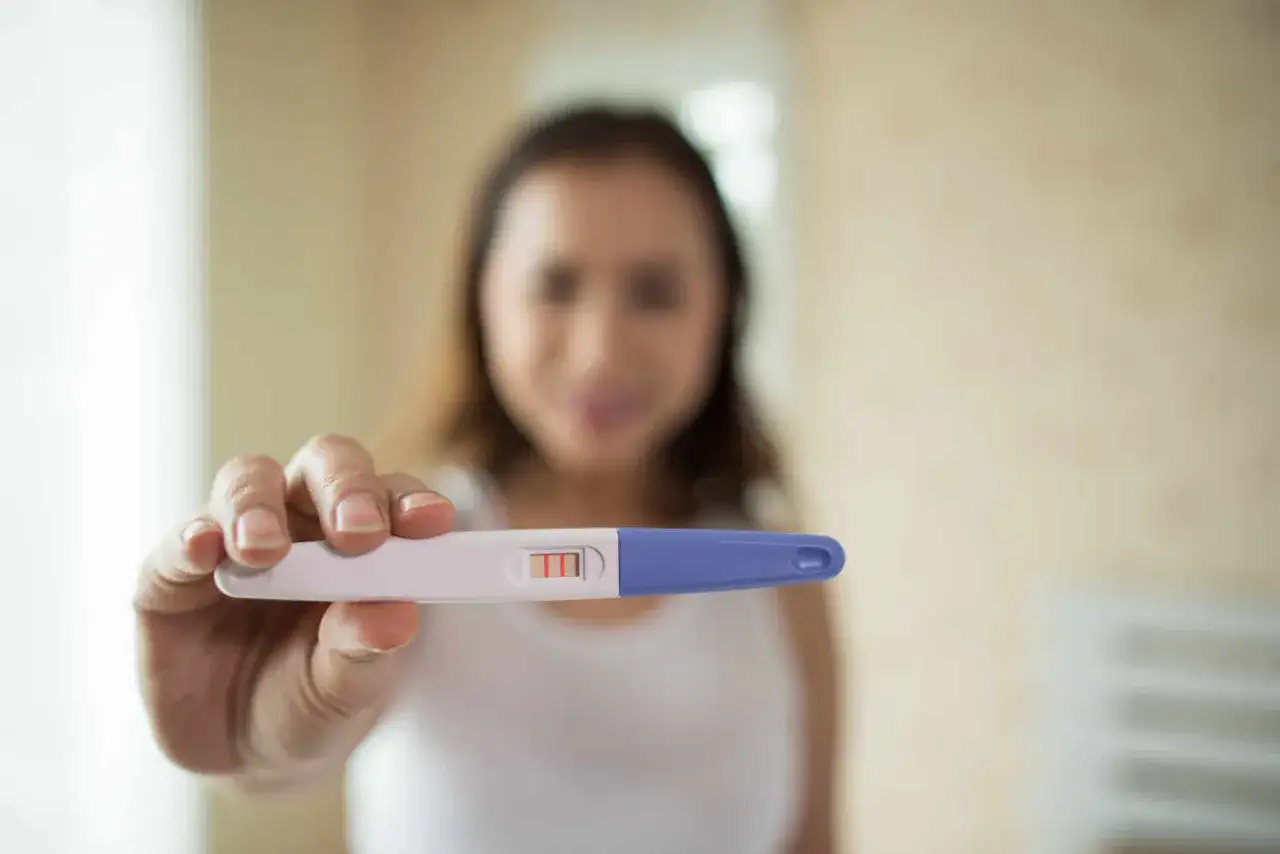 kobieta wykonująca test ciążowy