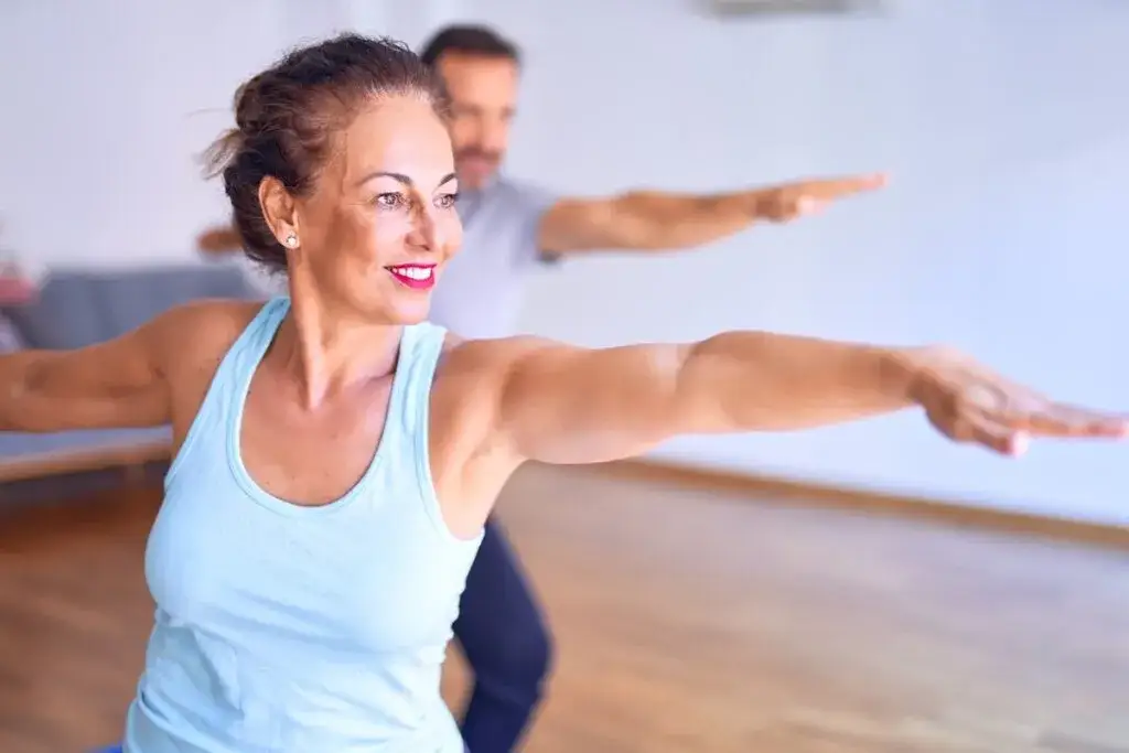 kobieta ćwicząca jogę, zdrowy styl życia menopauza