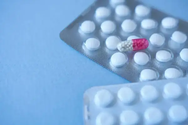Dwie blistry tabletek, jedna z kolorową kapsułką. Zastanawiasz się, **pulnozin na co**?