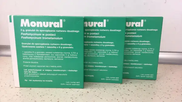 Monural na co? Granulat do sporządzania roztworu doustnego z fosfomycyną. Opakowanie zawiera 1 saszetkę 6g. Lek wydawany na receptę.